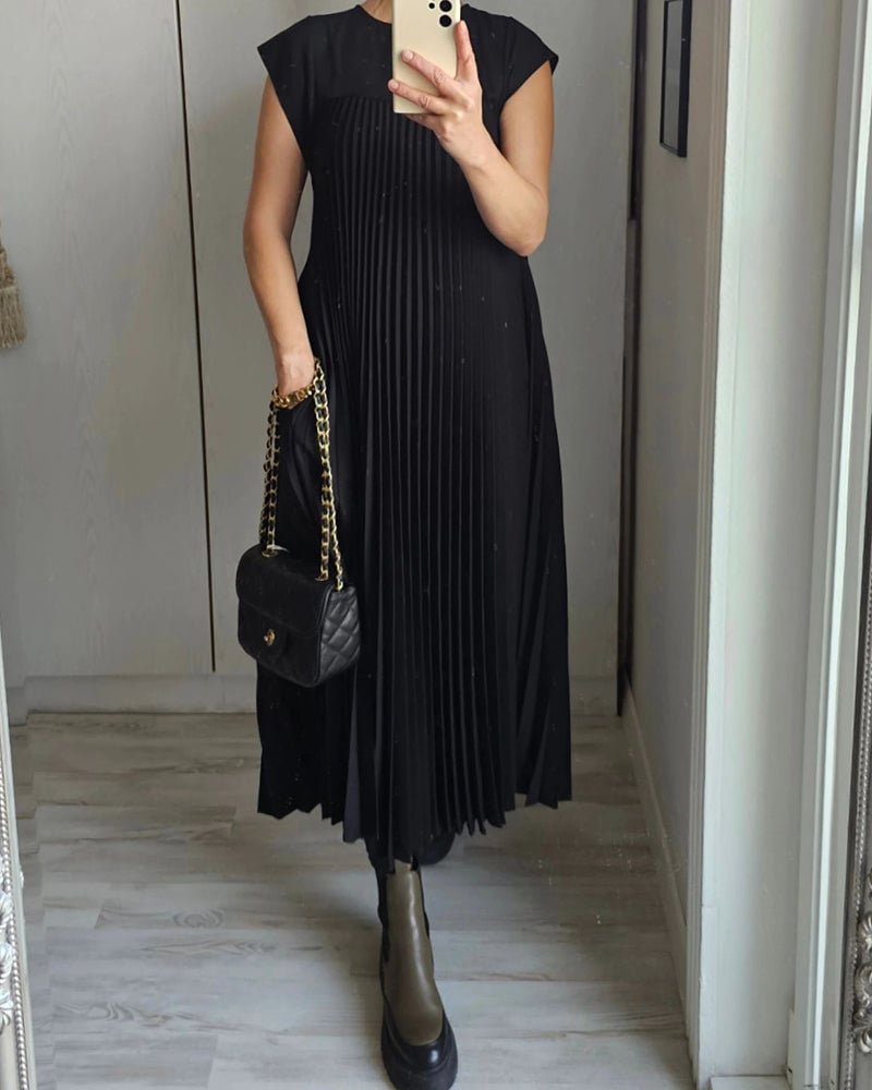 Elle | Timeless and comfortable pleated dress