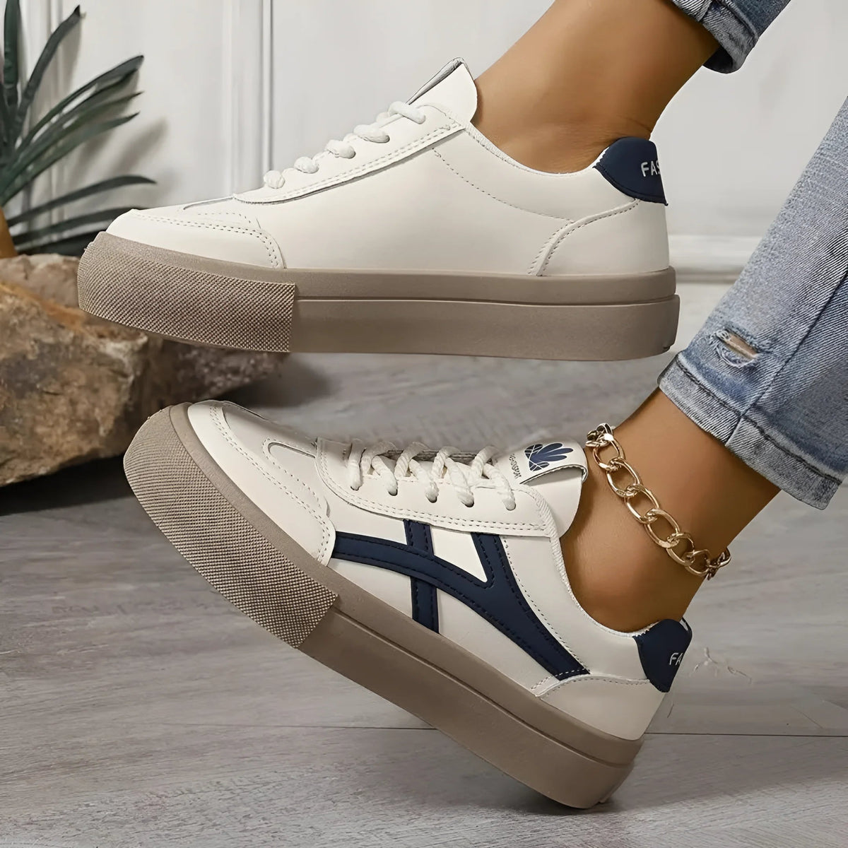 Elle | Orthopaedic trainers