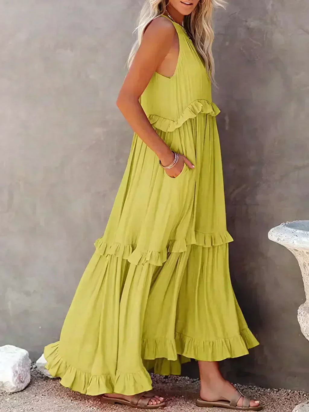 Elle | Maxi dress with halter neck and ruffles