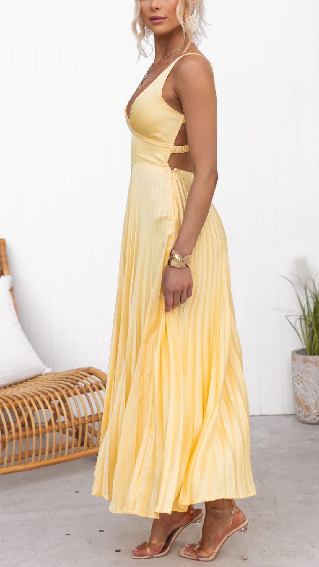 Elle | Pleated maxi dress with V-neckline